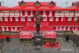 Patung Hoegeng berdiri di Monumen Hoegeng usai diresmikan Kapolri Jenderal Pol Listyo Sigit Prabowo di Kawasan Stadion Hoegeng, Pekalongan, Jawa Tengah, Sabtu (11/11/2023). Pembangunan Monumen Hoegeng oleh Polri yang dibangun dengan tinggi 14 meter dan lebar tiga meter ini untuk mengenang Jenderal Pol Hoegeng Iman Santoso sebagai Kapolri ke-5 periode 1968-1971. ANTARA FOTO/Harviyan Perdana Putra/wsj.