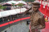 Patung Hoegeng berdiri di Monumen Hoegeng usai diresmikan Kapolri Jenderal Pol Listyo Sigit Prabowo di Kawasan Stadion Hoegeng, Pekalongan, Jawa Tengah, Sabtu (11/11/2023). Pembangunan Monumen Hoegeng oleh Polri yang dibangun dengan tinggi 14 meter dan lebar tiga meter ini untuk mengenang Jenderal Pol Hoegeng Iman Santoso sebagai Kapolri ke-5 periode 1968-1971. ANTARA FOTO/Harviyan Perdana Putra/wsj.
ANTARA FOTO/Harviyan Perdana Putra/nzANTARA FOTO/Harviyan Perdana Putra (ANTARA FOTO/Harviyan Perdana Putra)