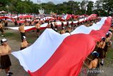 Pelajar membentangkan bendera merah putih saat mengikuti Kirab Merah Putih di Denpasar, Bali, Minggu (12/11/2023). Kirab bendera merah putih sepanjang 1.001 meter yang diikuti ribuan pelajar, personel TNI Polri dan berbagai kelompok masyarakat itu diselenggarakan untuk memperkuat rasa kebangsaan dan nasionalisme pada momentum Hari Pahlawan dan Sumpah Pemuda 2023. ANTARA FOTO/Fikri Yusuf/wsj.