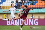 Pesepak bola Timnas Venezuela Juan Arango (kanan) berebut bola dengan pesepak bola Timnas Selandia Baru Nicholas Murphy (kiri) pada pertandingan fase Grup F Piala Dunia U-17 2023 di Stadion Si Jalak Harupat, Kabupaten Bandung, Jawa Barat, Minggu (12/11/2023). ANTARA FOTO/M Agung Rajasa/agr
