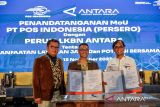 Direktur Komersil, Pengembangan Bisnis dan IT ANTARA Jaka Sugiyanta Suryo (kanan) bersama Direktur PT Pos Indonesia (Persero) Faizal Rochmad Djoemadi (tengah) dan Direktur Bisnis Kurir dan Logistik PT Pos Indonesia (Persero) Tonggo Marbun (kiri) menunjukkan nota kerja sama yang telah ditandatangani di Bandung, Jawa Barat, Senin (13/11/2023). Perum LKBN ANTARA bekerja sama dengan PT Pos Indonesia (Persero) terkait pemanfaatan layanan jasa dan potensi bersama. ANTARA FOTO/Raisan Al Farisi/agr