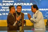 Direktur Komersil, Pengembangan Bisnis dan IT ANTARA Jaka Sugiyanta Suryo (kanan) berbincang dengan Direktur PT Pos Indonesia (Persero) Faizal Rochmad Djoemadi (kiri) usai menandatangani perjanjian kerjasama di Bandung, Jawa Barat, Senin (12/11/2023). Perum LKBN ANTARA bekerja sama dengan PT Pos Indonesia (Persero) terkait pemanfaatan layanan jasa dan potensi bersama. ANTARA FOTO/Raisan Al Farisi/agr