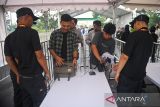 Petugas memeriksa penonton jelang babak penyisihan Jepang melawan Polandia Grup D Piala Dunia U-17 2023 di Stadion Si Jalak Harupat, Kabupaten Bandung, Jawa Barat, Sabtu (11/11/2023). Polda Jawa Barat menurunkan sebanyak 2.855 personel gabungan dalam rangka pengamanan Piala Dunia U-17 2023. ANTARA FOTO/M Agung Rajasa/agr