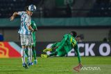 Pesepak bola Timnas Argentina Gustavo Albarracin (kiri) menyundul bola dibayangi pesepak bola Timnas Senegal Alpha Toure (kanan) saat pertandingan babak penyisihan Grup D Piala Dunia U-17 2023 di Stadion Si Jalak Harupat, Kabupaten Bandung, Jawa Barat, Sabtu (11/11/2023). Senegal menang atas Argentina dengan skor 2-1. ANTARA FOTO/M Agung Rajasa/agr