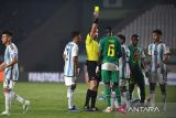 Wasit Atilla Karaoglan (tengah) memberikan kartu kuning ke pesepak bola Timnas Senegal Daouda Diong (keempat kanan) saat pertandingan babak penyisihan Grup D Piala Dunia U-17 2023 di Stadion Si Jalak Harupat, Kabupaten Bandung, Jawa Barat, Sabtu (11/11/2023). Senegal menang atas Argentina dengan skor 2-1. ANTARA FOTO/M Agung Rajasa/agr