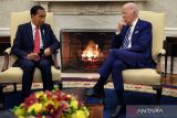 Presiden Joko Widodo (kiri) berbincang dengan Presiden Amerika Serikat Joe Biden membicarakan sejumlah isu seperti keamanan kawasan, transisi energi bersih, dan isu lainnya di ruang Oval Office, Gedung Putih, Washington, Amerika Serikat, Senin (13/11/2023) waktu setempat. ANTARA/REUTERS/Leah Millis/wsj.