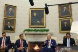 Presiden Joko Widodo (kedua kiri) berbincang dengan Presiden Amerika Serikat Joe Biden (kedua kanan) membicarakan sejumlah isu seperti keamanan kawasan, transisi energi bersih, dan isu lainnya di ruang Oval Office, Gedung Putih, Washington, Amerika Serikat, Senin (13/11/2023) waktu setempat. ANTARA/REUTERS/Leah Millis/wsj.