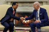 Presiden Joko Widodo (kiri) berjabat tangan dengan Presiden Amerika Serikat Joe Biden usai membicarakan sejumlah isu seperti keamanan kawasan, transisi energi bersih, dan isu lainnya di ruang Oval Office, Gedung Putih, Washington, Amerika Serikat, Senin (13/11/2023) waktu setempat. ANTARA/REUTERS/Leah Millis/wsj.