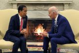 Presiden Joko Widodo (kiri) berbincang dengan Presiden Amerika Serikat Joe Biden membicarakan sejumlah isu seperti keamanan kawasan, transisi energi bersih, dan isu lainnya di ruang Oval Office, Gedung Putih, Washington, Amerika Serikat, Senin (13/11/2023) waktu setempat. ANTARA/REUTERS/Leah Millis/wsj.