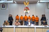 Enam orang tersangka ditahan terkait suap di Pemkab Sorong