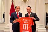 Persiraja serahkan jersey khusus untuk  Jokowi di Amerika