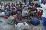 Petugas melakukan pendataan sejumlah etnis Rohingya  saat tiba di penampungan sementara Mina Raya, kecamatan Padang Tiji, kabupaten Pidie, Aceh, Selasa (14/11/2023). Sebanyak 196 imigran etnis Rohingya terdiri 61 laki laki, 69 perempuan dewasa, 59 anak anak dan 7 orang imigran melarikan diri yang terdampar di pesisir pantai  daerah itu di pindahkan ke penampungan sementara Mina Raya, kabupaten Pidie. ANTARA FOTO/Ampelsa.