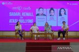 Artis Marshanda (kedua kanan), Content Creator, Gritte Agatha (kedua kiri), dan psikolog sekaligus Puteri Indonesia Jambi 2019, Offie Natalia (kiri) berbincang di sesi talkshow dalam program Sisternet Goes To Campus dengan mengangkat tema “Kenali, Sadari, dan Atasi Bullying” yang digelar di Auditorium Universitas Tanjungpura, Pontianak, Kalimantan Barat, Selasa (14/11/2023). XL Axiata mengajak lebih dari 2.000 mahasiswi Universitas Tanjungpura membuka wawasannya dan bersama-sama membahas sejumlah isu perempuan, serta menemukan solusinya. ANTARA KALBAR/Jessica Wuysang