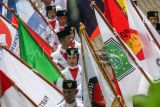 Sejumlah peserta kirab membawa bendera partai politik saat acara Kirab Pemilu 2024 di Kabupaten Bogor Jawa Barat, Senin (13/11/2023). Kirab yang digelar oleh Komisi Pemilihan Umum (KPU) Kabupaten Bogor tersebut sebagai sarana sosialisasi Pemilu damai dan edukasi serta mengajak masyarakat berpartisipasi dalam kontestasi demokrasi Pemilu 2024. ANTARA FOTO/Yulius Satria Wijaya/YU
