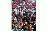 Sejumlah peserta mengikuti Kirab Pemilu 2024 di Cibinong, Kabupaten Bogor Jawa Barat, Senin (13/11/2023). Kirab yang digelar oleh Komisi Pemilihan Umum (KPU) Kabupaten Bogor tersebut sebagai sarana sosialisasi Pemilu damai dan edukasi serta mengajak masyarakat berpartisipasi dalam kontestasi demokrasi Pemilu 2024. ANTARA FOTO/Yulius Satria Wijaya/YU