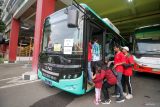 Suporter memasuki bus mini bertenaga lisrik di Terminal Intermoda Joyoboyo (TIJ), Surabaya, Jawa Timur, Jumat (10/11/2023). Dinas Perhubungan (Dishub) Kota Surabaya melakukan uji coba operasional tujuh angkutan umum bertenaga listrik sebagai angkutan gratis bagi masyarakat yang akan menonton pertandingan sepak bola Piala Dunia U-17 di Gelora Bung Tomo. Antara Jatim/Umarul Faruq.