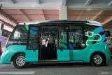 Petugas keluar dari bus mini bertenaga lisrik di Terminal Intermoda Joyoboyo (TIJ), Surabaya, Jawa Timur, Jumat (10/11/2023). Dinas Perhubungan (Dishub) Kota Surabaya melakukan uji coba operasional tujuh angkutan umum bertenaga listrik sebagai angkutan gratis bagi masyarakat yang akan menonton pertandingan sepak bola Piala Dunia U-17 di Gelora Bung Tomo. Antara Jatim/Umarul Faruq.