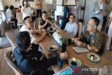 Bupati Bogor Iwan Setiawan mengadakan coffee morning bersama insan pers di Cisarua, Kabupaten Bogor, Rabu 15 November 2023. Tampak di gambar selain Bupati, Kadiskominfo Kabupaten Bogor Bayu Ramawanto, Ketua PWI Pusat Hendry Ch. Bangun, Ketua Komisi Pengaduan Dewan Pers Yadi Hendriana, Kepala Perum LKBN Antara Biro Penyangga Jakarta Budi Setiawanto, dan Pemilik Media Pelita Baru Irwan. (Foto: Antara/M Fikri Setiawan).