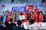 Penyerahan hadiah Piala HBI Kementerian PUPR dan uang tunai kepada juara pertama dari tim perwakilan Kementerian PUPR di Galaxy Sport Center, PIK 2, Jakarta. (Foto Antara/Humas Indocement).