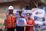 Manajemen dan karyawan Indocement melakukan renovasi satu rumah tidak layak huni (rutilahu) di Desa Palimanan Barat dan satu di Desa Gempol, Cirebon, Jawa Barat. (Foto Antara/Humas Indocement).