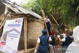 Gotong royong karyawan dan masyarakat dalam merenovasi dua unit rumah tidak layak huni (rutilahu) di Desa Gunung Sari, Citeureup, Kabupaten Bogor, Jawa Barat. (Foto Antara/Humas Indocement).