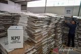 Petugas meletakan contoh bilik suara yang telah di rakit di Gudang Logistik Pemilu KPU Kota Bandung, Jawa Barat, Selasa (14/11/2023). KPU Kota Bandung telah menerima logistik pemilu pertama berupa 29.696 bilik suara, 37.180 kotak suara serta 713.190 segel untuk kebutuhan 7.424 TPS di 151 kelurahan untuk Pemilu 2024. ANTARA FOTO/Raisan Al Farisi/agr