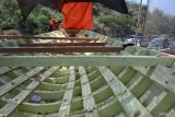 Pekerja membuat perahu tradisional berbahan kayu mahoni di Puger, Jember, Jawa Timur, Rabu (15/11/2023). Perahu nelayan jenis pinisi berukuran 20 meter x empat meter tersebut menghabiskan dana Rp400 juta dengan waktu pembuatan dua bulan. Antara Jatim/Seno.