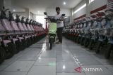 Pekerja memeriksa kondisi motor listrik di Kota Sukabumi, Jawa Barat, Senin (13/11/2023). Pemerintah menargetkan penggunaan kendaraan listrik mencapai 14 juta kendaraan diantaranya dua juta mobil listrik dan 12 juta motor listrik dapat beroperasi di jalan pada 2030. ANTARA FOTO/Henry Purba/agr