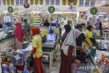Konsumen melakukan pembayaran pembelian barang yang telah dikenakan pajak 11 persen di salah satu pusat perbelanjaan, Kabupaten Ciamis, Jawa Barat, Selasa (14/11/2023). Pemerintah menurunkan target penerimaan negara dari pajak pertambahan nilai (PPN) dan Pajak Penjualan Barang Mewah (PPnBM) dalam Anggaran Pendapatan dan Belanja Negara (APBN) 2023 menjadi Rp731,04 triliun. ANTARA FOTO/Adeng Bustomi/agr
