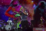 Vokalis grup band Coldplay, Chris Martin beraksi saat membawakan hits andalannya dalam konser di Stadion Utama Gelora Bung Karno (SUGBK) Senayan, Jakarta, Rabu (15/11/2023). Konser grup band asal Inggris yang masuk dalam rangkaian tur dunia 