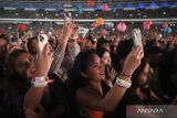 Sejumlah penonton menyaksikan konser grup band asal Inggris, Coldplay di Stadion Utama Gelora Bung Karno (SUGBK) Senayan, Jakarta, Rabu (15/11/2023). Konser grup band asal Inggris yang masuk dalam rangkaian tur dunia 