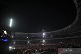 Sejumlah penonton menyaksikan konser grup band asal Inggris, Coldplay di Stadion Utama Gelora Bung Karno (SUGBK) Senayan, Jakarta, Rabu (15/11/2023). Konser grup band asal Inggris yang masuk dalam rangkaian tur dunia 