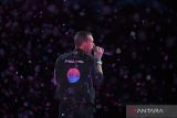 Vokalis grup band Coldplay, Chris Martin beraksi saat membawakan hits andalannya dalam konser di Stadion Utama Gelora Bung Karno (SUGBK) Senayan, Jakarta, Rabu (15/11/2023). Konser grup band asal Inggris yang masuk dalam rangkaian tur dunia 