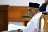 Terdakwa mantan Kepala Kejaksaan Negeri Kabupaten Buleleng Fahrur Rozi menjalani sidang dakwaan kasus dugaan korupsi pengadaan buku di Pengadilan Tipikor, Denpasar, Bali, Rabu (15/11/2023). Jaksa Penuntut Umum mendakwa Fahrur Rozi telah menerima uang sebesar Rp46 miliar dan 82.211 dolar AS dari pemilik CV. Aneka Ilmu Suwanto karena memanfaatkan jabatannya untuk mengatur dan mengkondisikan sejumlah kepala dinas, kepala sekolah dan kepala desa untuk membeli buku-buku dari grup CV. Aneka Ilmu selama tahun 2006-2017. ANTARA FOTO/Fikri Yusuf/wsj.