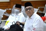 Terdakwa mantan Kepala Kejaksaan Negeri Kabupaten Buleleng Fahrur Rozi (kanan) bersama pemilik CV. Aneka Ilmu Suwanto (kiri) bersiap menjalani sidang dakwaan kasus dugaan korupsi pengadaan buku di Pengadilan Tipikor, Denpasar, Bali, Rabu (15/11/2023). Jaksa Penuntut Umum mendakwa Fahrur Rozi telah menerima uang sebesar Rp46 miliar dan 82.211 dolar AS dari pemilik CV. Aneka Ilmu Suwanto karena memanfaatkan jabatannya untuk mengatur dan mengkondisikan sejumlah kepala dinas, kepala sekolah dan kepala desa untuk membeli buku-buku dari grup CV. Aneka Ilmu selama tahun 2006-2017. ANTARA FOTO/Fikri Yusuf/wsj.