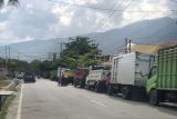 Supir truk terpaksa menginap di SPBU dampak antrian BBM di Palu