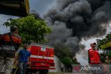 Warga menyaksikan kebakaran yang terjadi di pabrik pemintalan kapas di Bandung, Jawa Barat, Rabu (15/11/2023). Penyebab kebakaran pabrik pemintalan kapas tersebut masih dalam penyelidikan petugas pemadam kebakaran Kota Bandung. ANTARA FOTO/Raisan Al Farisi/agr

