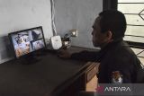 Anggota KPU Ciamis memantau monitor camera pengawas atau CCTV di gudang logistik Pemilu 2024, Ciamis, Jawa Barat, Rabu (15/11/2023). Pemasangan dan akses kamera pengawas atau CCTV yang terkoneksi dengan sejumlah markas kepolisian di Ciamis itu merupakan implementasi nota kesepahaman antara KPU dan Polri sebagai bentuk pengamanan dari kepolisian. ANTARA FOTO/Adeng Bustomi/agr

