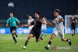 Pesepak bola Timnas Selandia Baru Gabriel Sloane-Rodrigues (kanan) dan pesepak bola timnas Jerman Fayssal Harchaoui (kedua kanan) mengejar bola saat pertandingan babak penyisihan Grup F Piala Dunia U-17 2023 di Stadion Si Jalak Harupat, Kabupaten Bandung, Jawa Barat, Rabu (15/11/2023). Jerman menang atas Selandia Baru dengan skor 3-1. ANTARA FOTO/M Agung Rajasa/agr