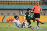 Pesepak bola Timnas Meksiko Francisco Valenzuela (kedua kiri) berebut bola dengan pesepak bola Timnas Venezuela Angel Borgo (kiri) saat pertandingan babak penyisihan Grup F Piala Dunia U-17 2023 di Stadion Si Jalak Harupat, Kabupaten Bandung, Jawa Barat, Rabu (15/11/2023). Pertandingan tersebut berakhir imbang dengan skor 2-2. ANTARA FOTO/M Agung Rajasa/agr