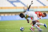 Pesepak bola Timnas Senegal Amara Diouf (kiri) berebut bola dengan pesepak bola Timnas Polandia Daouda Diong (kanan) saat pertandingan babak penyisihan Grup D Piala Dunia U-17 2023 di Stadion Si Jalak Harupat, Kabupaten Bandung, Jawa Barat, Selasa (14/11/2023). Senegal menang atas Polandia dengan skor 4-1. ANTARA FOTO/M Agung Rajasa/agr