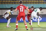 Pesepak bola Timnas Polandia Karol Borys (kedua kanan) melepas tendangan dibayangi pesepak bola Timnas Senegal Alpha Toure (kanan) saat pertandingan babak penyisihan Grup D Piala Dunia U-17 2023 di Stadion Si Jalak Harupat, Kabupaten Bandung, Jawa Barat, Selasa (14/11/2023). Senegal menang atas Polandia dengan skor 4-1. ANTARA FOTO/M Agung Rajasa/agr