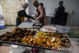 Relawan menyiapkan makanan di Kantor Food Bank Bandung, Bandung, Jawa Barat, Rabu (15/11/2023). Food Bank Bandung mendistribusikan 80-100 porsi makanan per hari kepada masyarakat yang membutuhkan yaitu hasil dari pengumpulan kelebihan makanan layak konsumsi melalui kolaborasi dengan industri makanan, hotel, pemerintah dan warga guna mengupayakan kemandirian dan ketahanan pangan serta mengurangi food waste dari konsumsi yang berlebihan di Kota Bandung. ANTARA FOTO/Novrian Arbi/agr