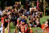 Sejumlah penari menampilkan kreasi fragmentari kolosal bertajuk Kumenyar Rumning Pura di Mangupura, Badung, Bali, Kamis (16/11/2023). Fragmentari kolosal tersebut ditampilkan untuk memberi ruang kreativitas kepada ratusan seniman berbagai usia di Badung pada momentum perayaan HUT ke-14 Mangupura. ANTARA FOTO/Fikri Yusuf/wsj.