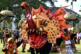 Sejumlah penari menampilkan kreasi fragmentari kolosal bertajuk Kumenyar Rumning Pura di Mangupura, Badung, Bali, Kamis (16/11/2023). Fragmentari kolosal tersebut ditampilkan untuk memberi ruang kreativitas kepada ratusan seniman berbagai usia di Badung pada momentum perayaan HUT ke-14 Mangupura. ANTARA FOTO/Fikri Yusuf/wsj.