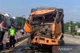 Fuso tumbur ekor truk tanki di Simpang Patal Palembang