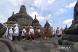 Umat Buddha melakukan doa perdamaian Palestina  di Borobudur