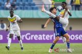 Pesepak bola Timnas Senegal Mamadou Diallo (kanan) berebut bola dengan pesepak bola Timnas Jepang Alen Inoue saat pertandingan babak penyisihan Grup D Piala Dunia U-17 2023 di Stadion Si Jalak Harupat, Kabupaten Bandung, Jawa Barat, Jumat (17/11/2023). Jepang menang atas Senegal dengan skor 2-0. ANTARA FOTO/M Agung Rajasa/agr
