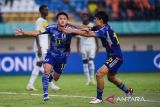 Pesepak bola Timnas Jepang Rento Takaoka (kiri) mengekspresikan kegembiraannya bersama rekannya Alen Inoue setelah mencetak gol ke gawang Timnas Senegal saat pertandingan babak penyisihan Grup D Piala Dunia U-17 2023 di Stadion Si Jalak Harupat, Kabupaten Bandung, Jawa Barat, Jumat (17/11/2023). Jepang menang atas Senegal dengan skor 2-0. ANTARA FOTO/M Agung Rajasa/agr
