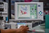 Operator mengoperasikan mesin bordir yang dipamerkan pada pameran Indonesia Apparel Production Expo (IAPE) di Bandung, Jawa Barat, Jumat (17/11/2023). Pameran yang melibatkan perusahaan-perusahaan penyedia peralatan produksi pakaian tersebut merupakan pameran mesin industri pakaian terbesar di Indonesia dan menghadirkan proses produksi pakaian dari awal hingga akhir. ANTARA FOTO/Raisan Al Farisi/agr